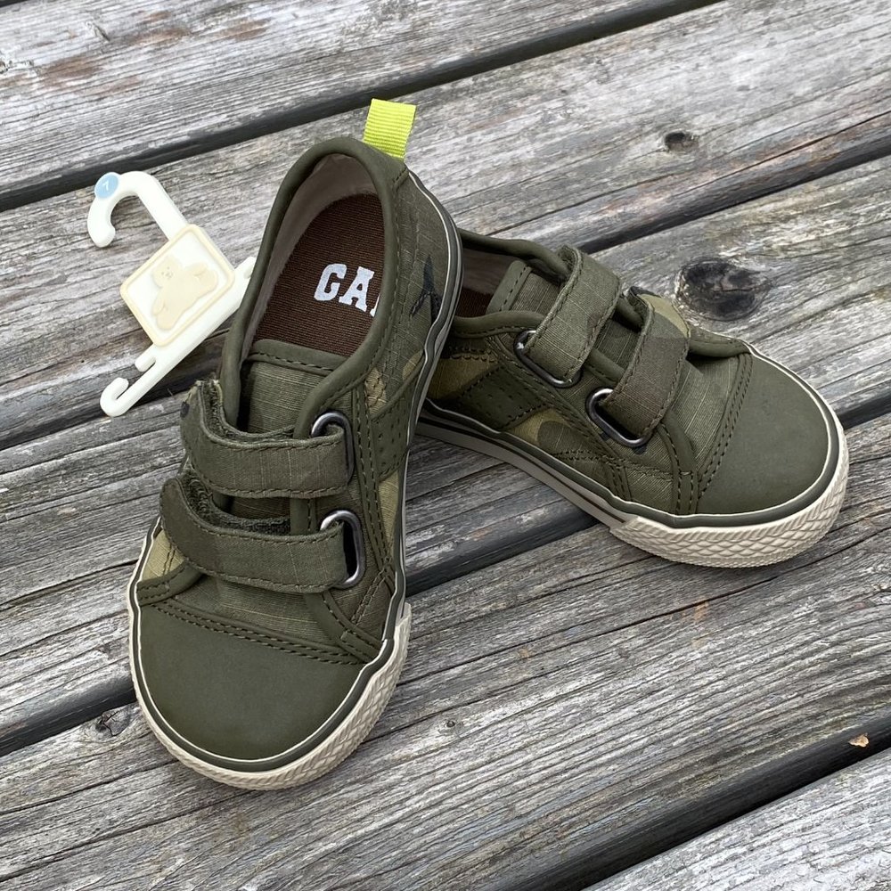babyGap Camo Sneakers Shoes for Toddler (Size 7)